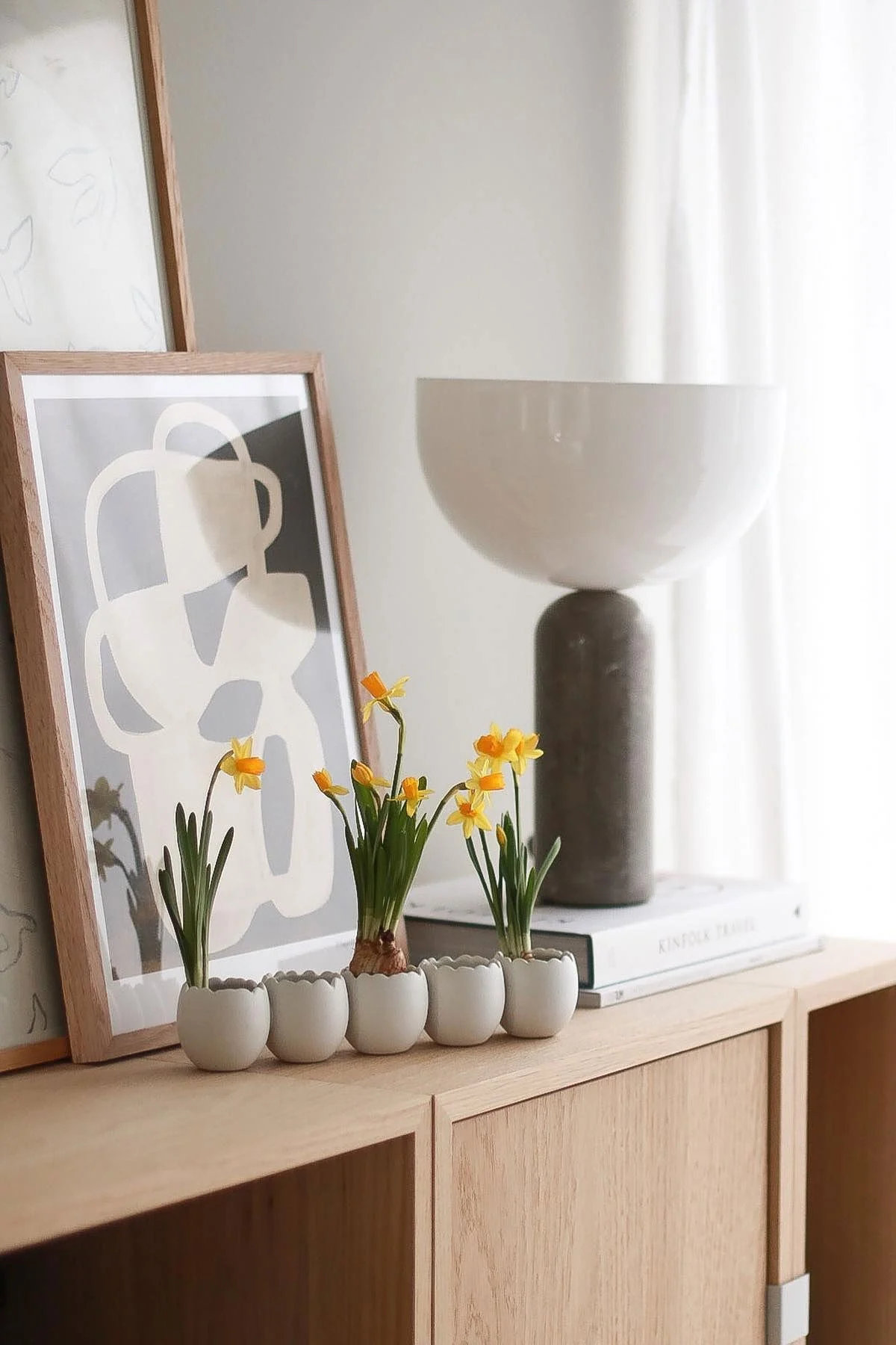 Die Easter line Osterdekoration ist mit Blumen bepflanzt und steht auf einer Kommode im Zuhause von @picsbyellen.