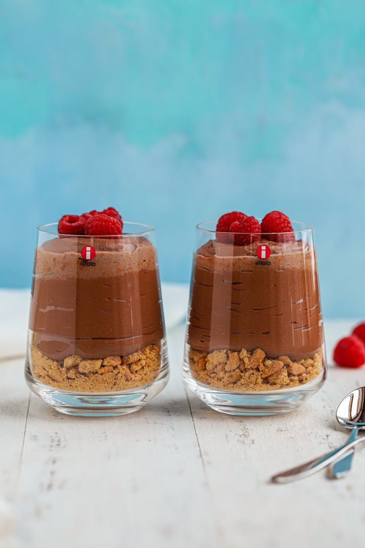 Schokodesserts für Silvester: Hier sehen Sie einen schokoladigen Käsekuchen in einem Glas aus der Essence-Kollektion von Iittala.