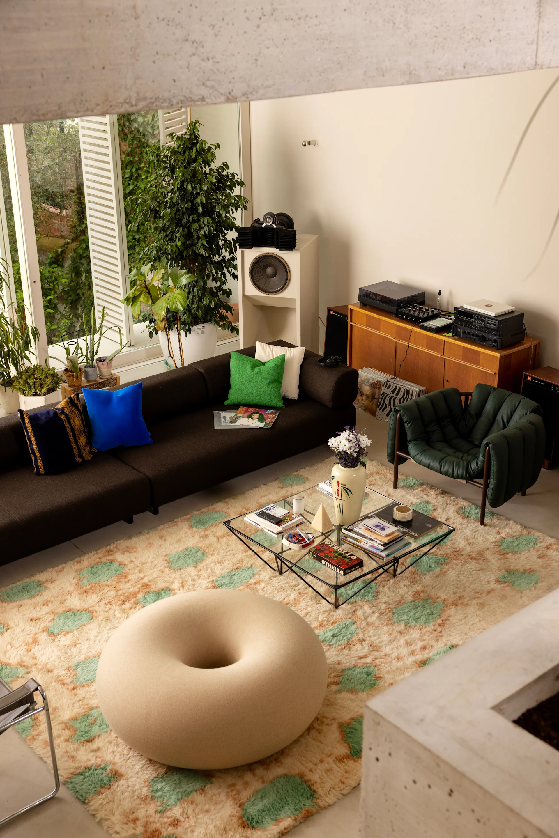 Ein wannenförmiger Loungesessel in einem minimalistischen Raum, der die Wohntrends 2026 widerspiegelt.