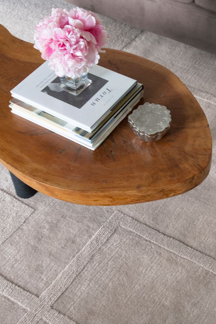 Der Wollteppich Swedish Grace in der Farbe oatmeal von Layered verleiht Ihrem Wohnzimmer eine gemütliche Atmosphäre.