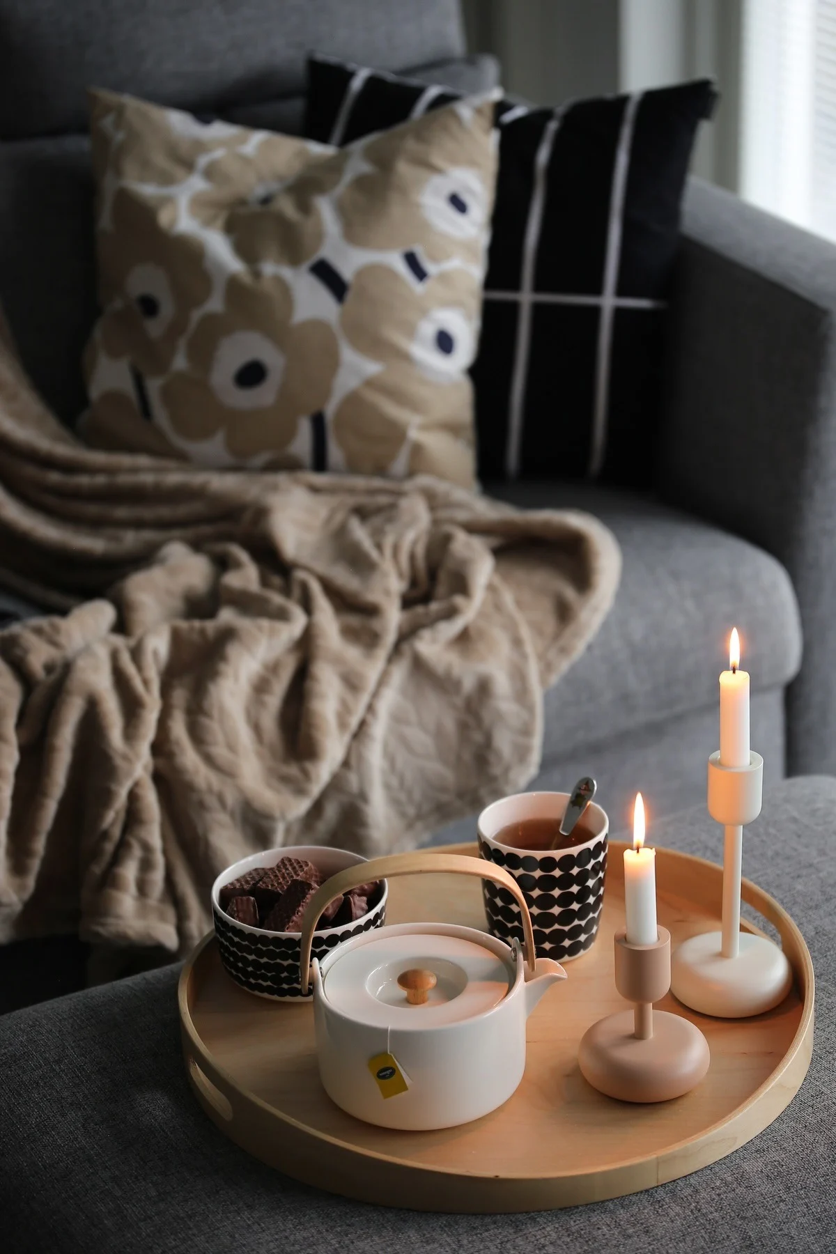 Lagom: Genießen Sie den Moment, zum Beispiel auf der Couch mit einem Tee und Kerzen wie @kotolampi.
