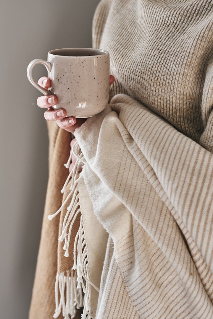 Teestunde mit beigem Freckle-Becher von Scandi Living - die perfekte Teetasse für Teeliebhaber.