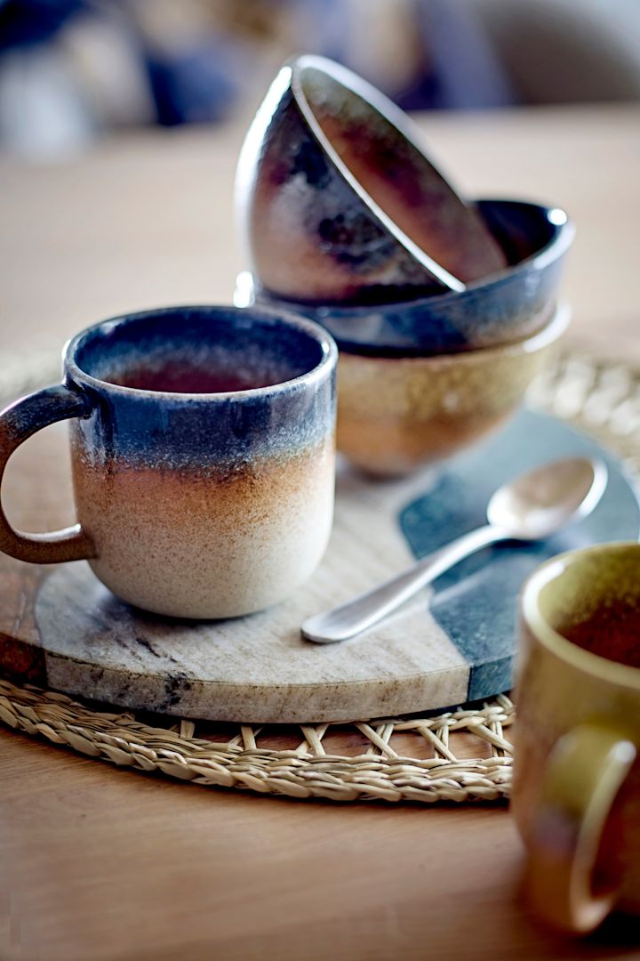 Die Aura Tasse von Bllomingville, hier auf einem gedeckten Tisch, ist dank ihrer Farbgebung die perfekte Boho Deko.