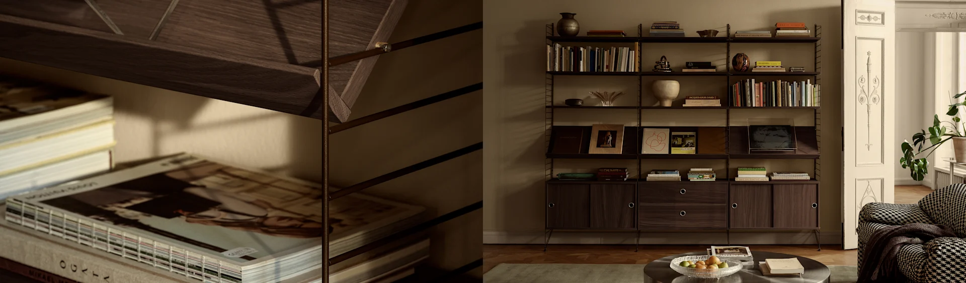 Wohnzimmer mit dunklem Holzregalsystem voller Bücher und Deko, einem Hahnentritt-Sofa und offener verzierter Tür.