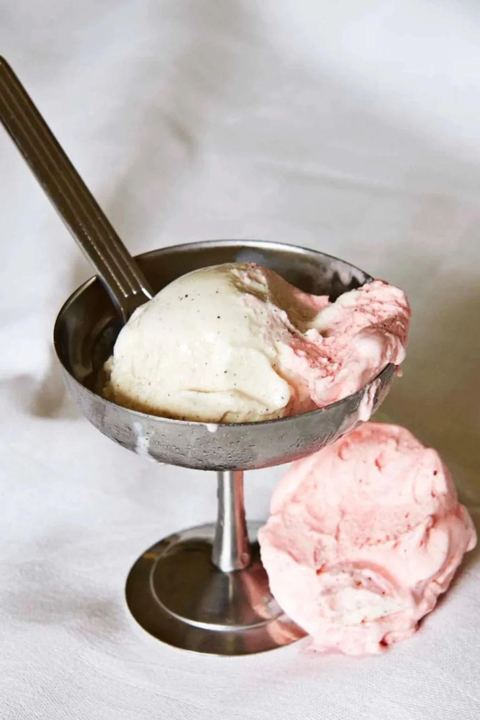 Chrom ist einer der großen Trends für das Frühjahr 2024, sowohl in großen als auch in kleinen Details. Hier die Dessertschale Italian Ice Cup von HAY in hochglänzendem Chrom.