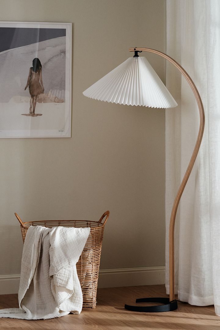 Im Frühling 2023 kehrt der Retrolook zurück! Dekorieren Sie daher beispielsweise mit der tollen Stehlampe mit Plissee-Lampenschirm von Gubi.