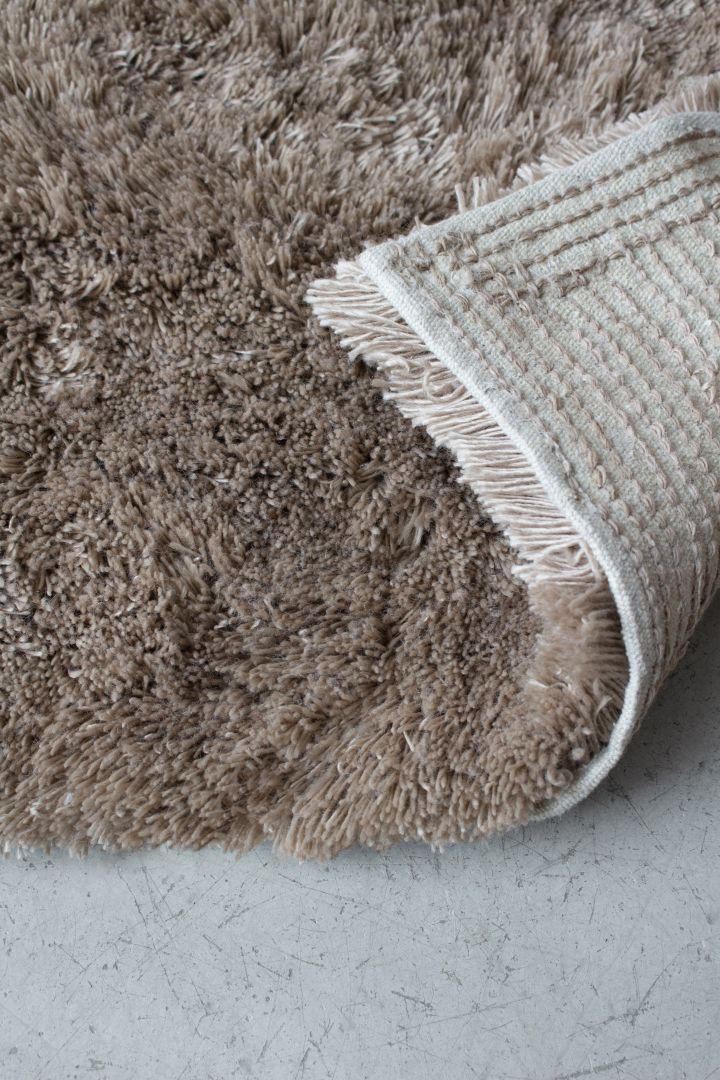 Nahaufnahme des Fallingwater-Teppichs in der Farbe Nougat von Layered, der Ihrem Zuhause einen flauschigen Touch verleiht.