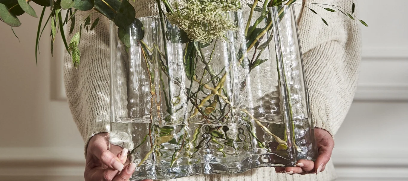 Skandinavisches Design von Cooee – hier sehen Sie eine Nahaufnahme der Gry wide Vase von Cooee mit einem frühlingshaften Blumenarrangement darin.
