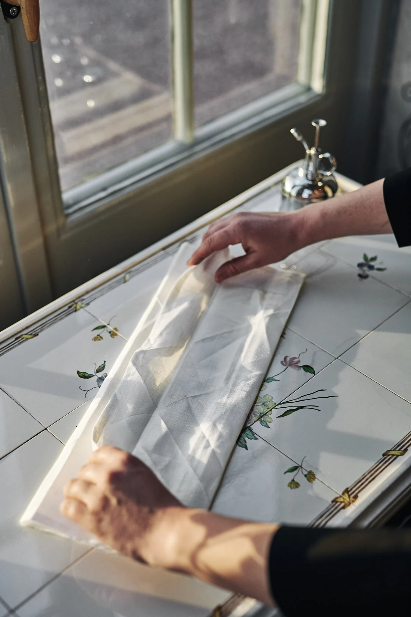 Schritt eins eine Serviette in die Form eines Hemdes zu falten.