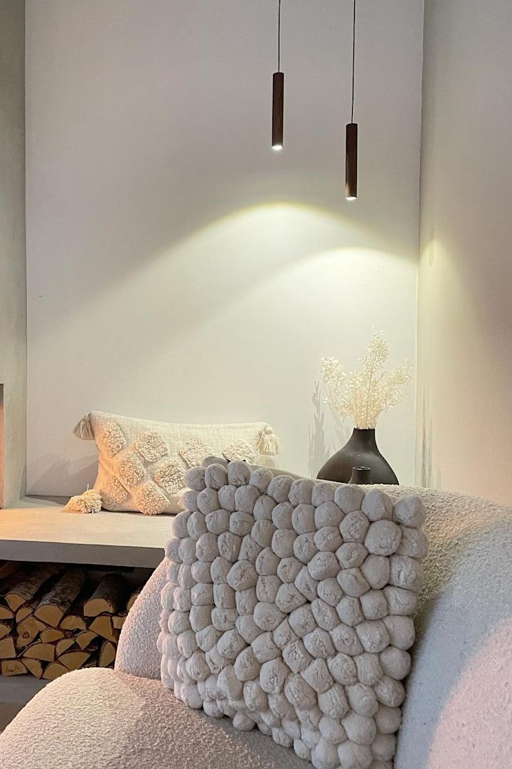 Das moderne Pom Pom Kissen von By On ist einer unserer 12 Last-Minute Geschenkideen für Weihnachten. Foto: @villa.solheim