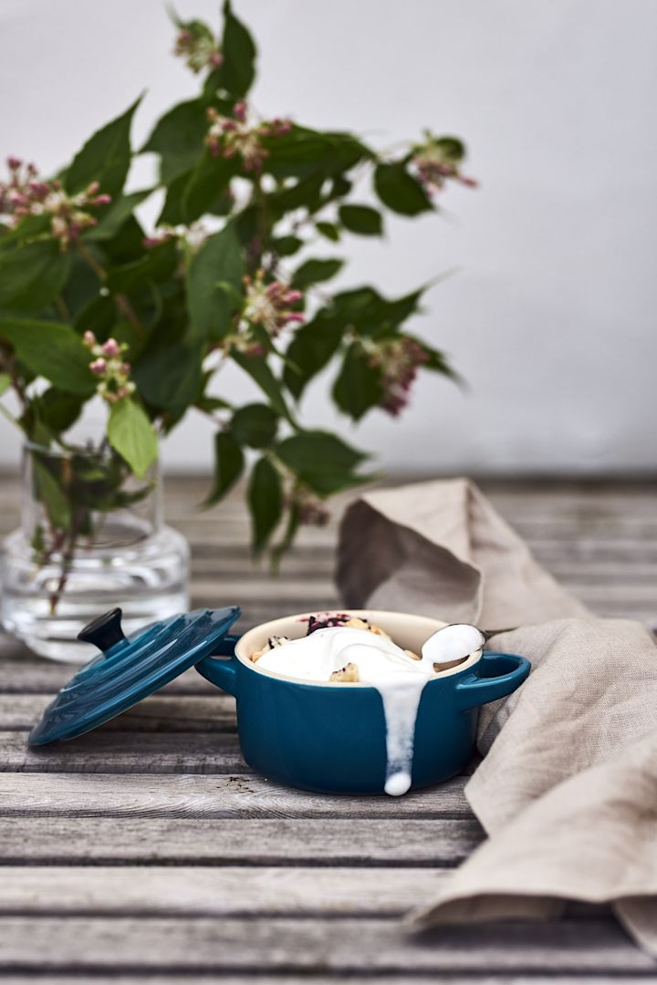 Auf der Gartenparty wird Beerenkuchen aus den Mini-Töpfen von Le Creuset serviert. 