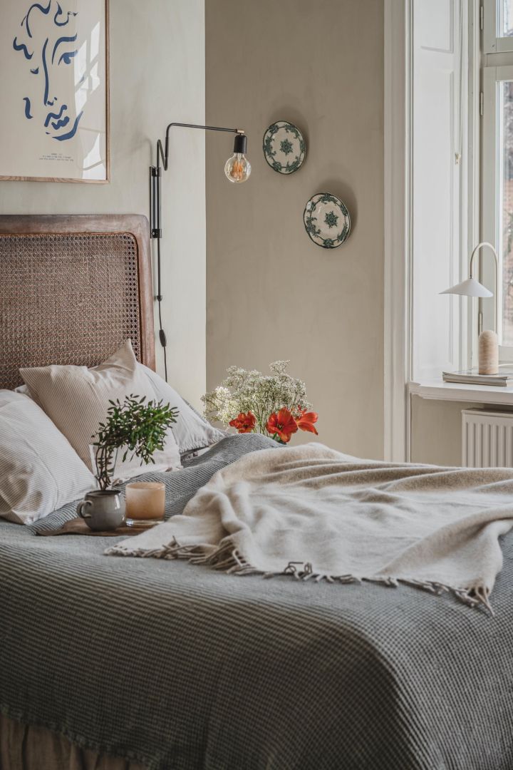Boho und weitere Einrichtungsstile: Hier sehen Sie das romantisch-rustikal eingerichtete Schlafzimmer des schwedischen Influencers @hannesmauritzon.