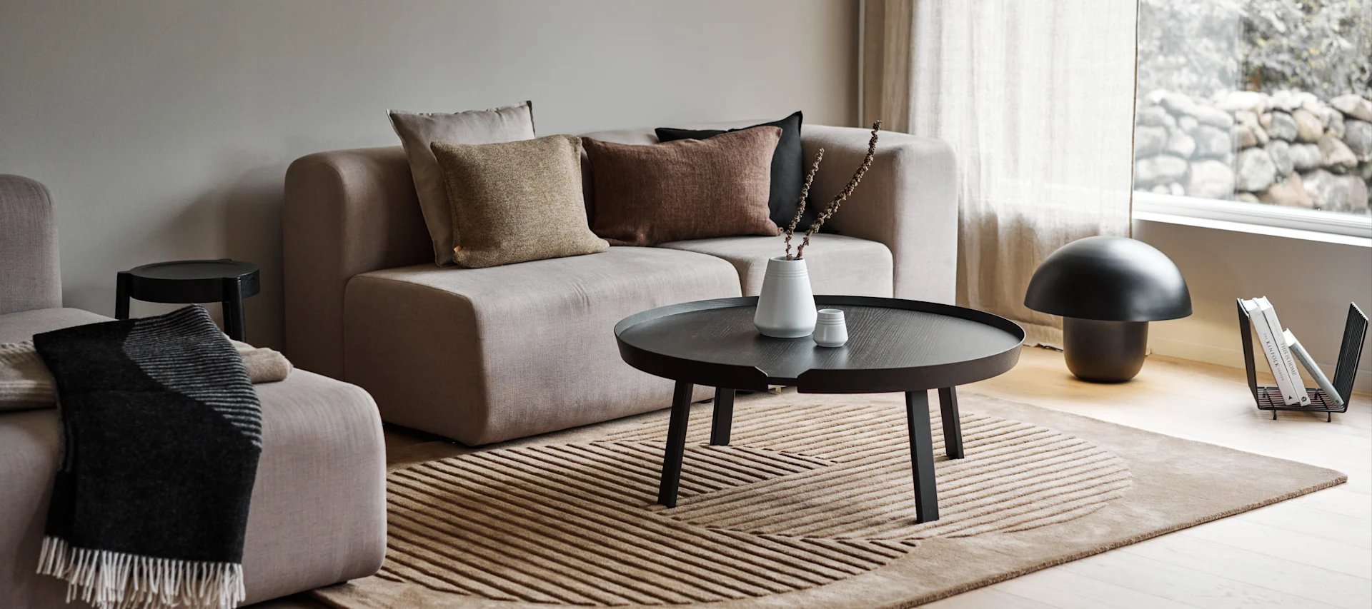 Ein Gemütlicher Teppich im Wohnzimmer - hier sehen Sie den Wollteppich circles aus der Kollektion Levels von NRJD.