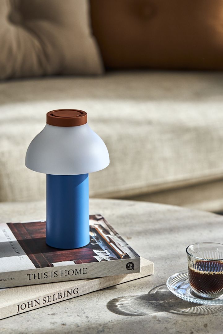 Farbenfrohe Akzente zählen zu den Einrichtungstrends des Frühlings 2023. Wir greifen den Trend gern mit dieser tollen portablen Lampe von HAY auf.