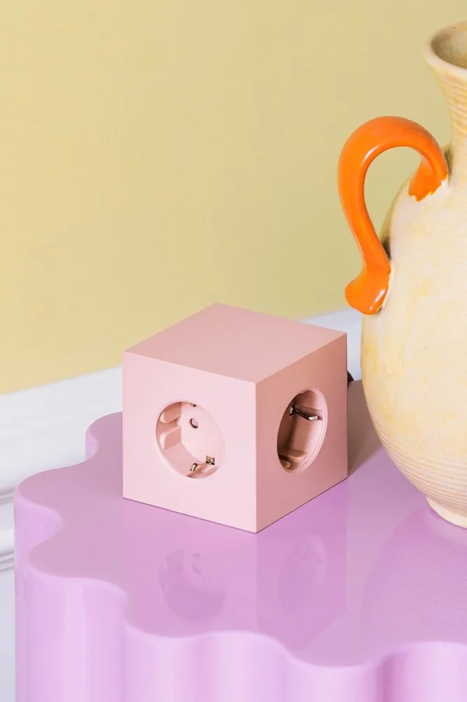 Wohntrends des Frühlings 2024: Die Wohntrends des Frühjahrs 2024 bieten farbenfrohe Einrichtungsdetails, sogar eine Steckdosenleiste kann farbig sein, hier eine quadratische Steckdosenleiste in Pink von Avolt.