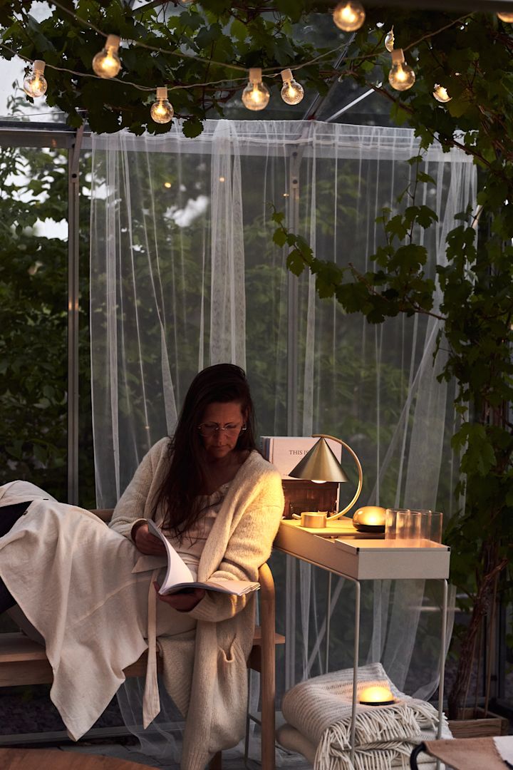 Einer der Top-Trends dieses Jahr sind gemütliche Leseecken - die Plant Box von Ferm Living eignet sich hervorragend als Beistelltisch für Teetassen oder mobile Leseleuchten.