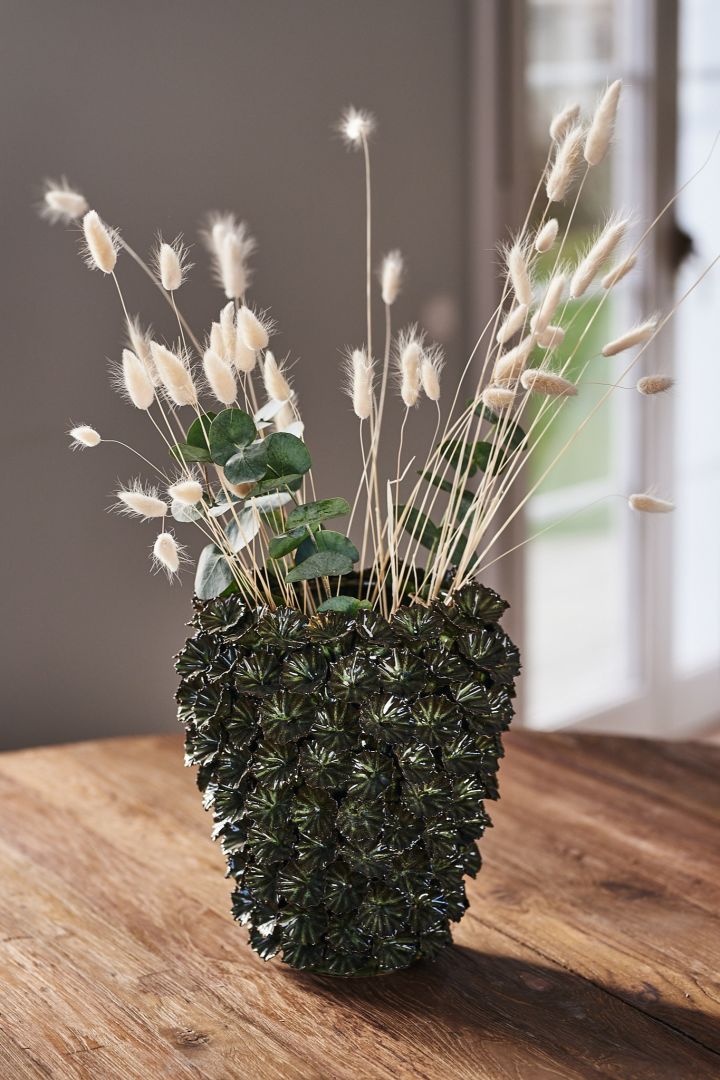 Getrocknete Blumen in einer grünen, hohen Vase von By On sind eine schöne Ergänzung für eine schlichte Einrichtung. 