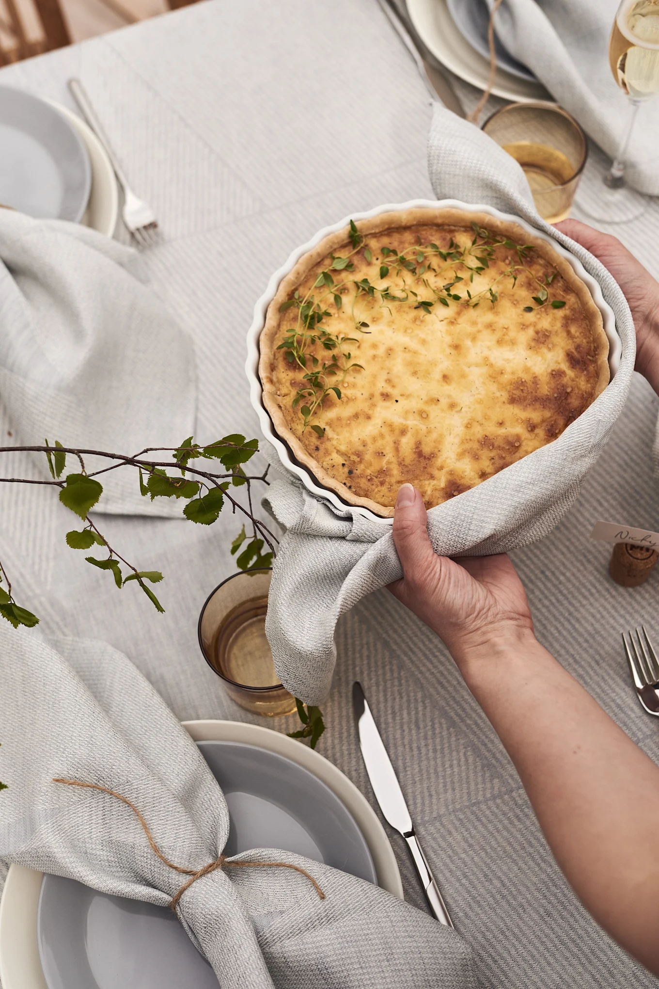 Västerbotten-Quiche ist ein traditionelles Gericht an Midsommar in Schweden. Servieren Sie sie am besten in einer Auflaufform von Pillivuyt.