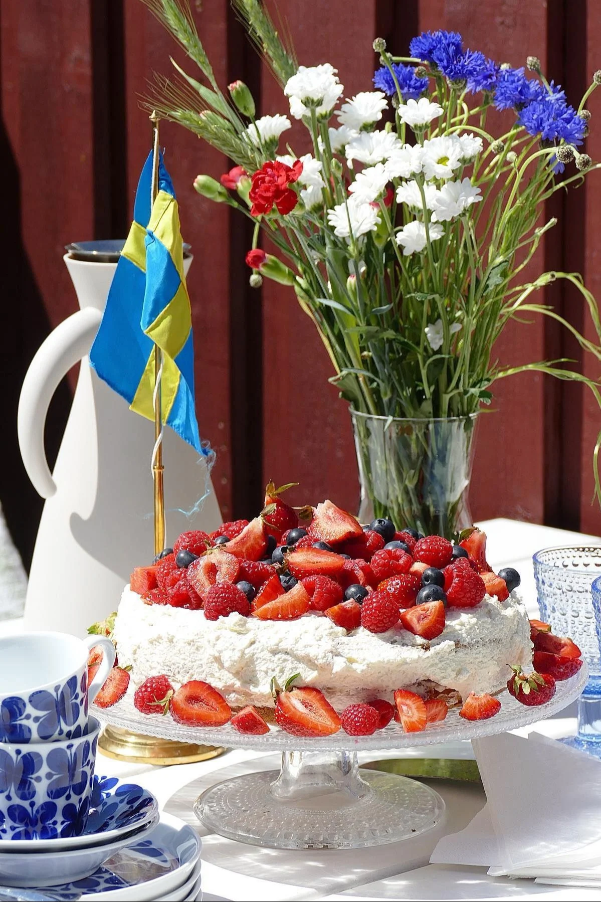Feiern Sie Mittsommer mit einer klassischen Erdbeertorte wie @home.by.liselotte.