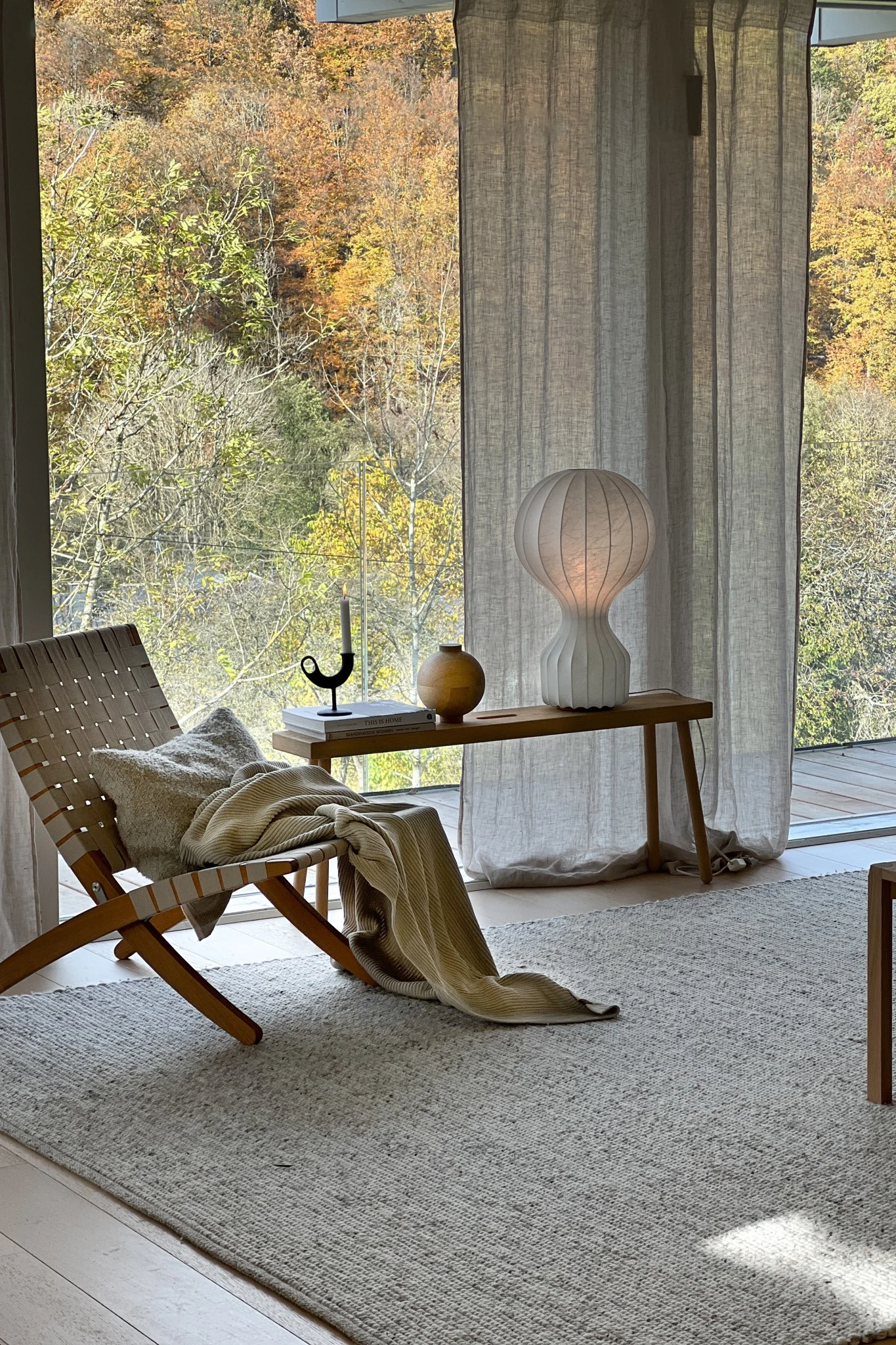 Boho und weitere Einrichtungsstile: Hier sehen Sie das in hellen Farben eingerichtete Wohnzimmer im skandinavischen Stil von der deutschen Influencerin @zuhauselig.