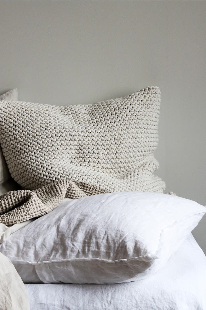 Schaffen Sie ein friedliches Gefühl in Ihrem Zuhause mit weichen Textilien von Tell Me More in strahlendem Weiß.