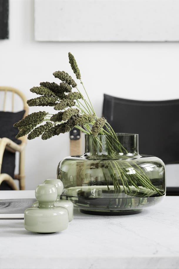 Lassen Sie sich von der Natur inspirieren und entdecken Sie einen der Top-Wohntrends in diesem Herbst. Hier sehen Sie die grüne Urna Vase von Marimekko.
