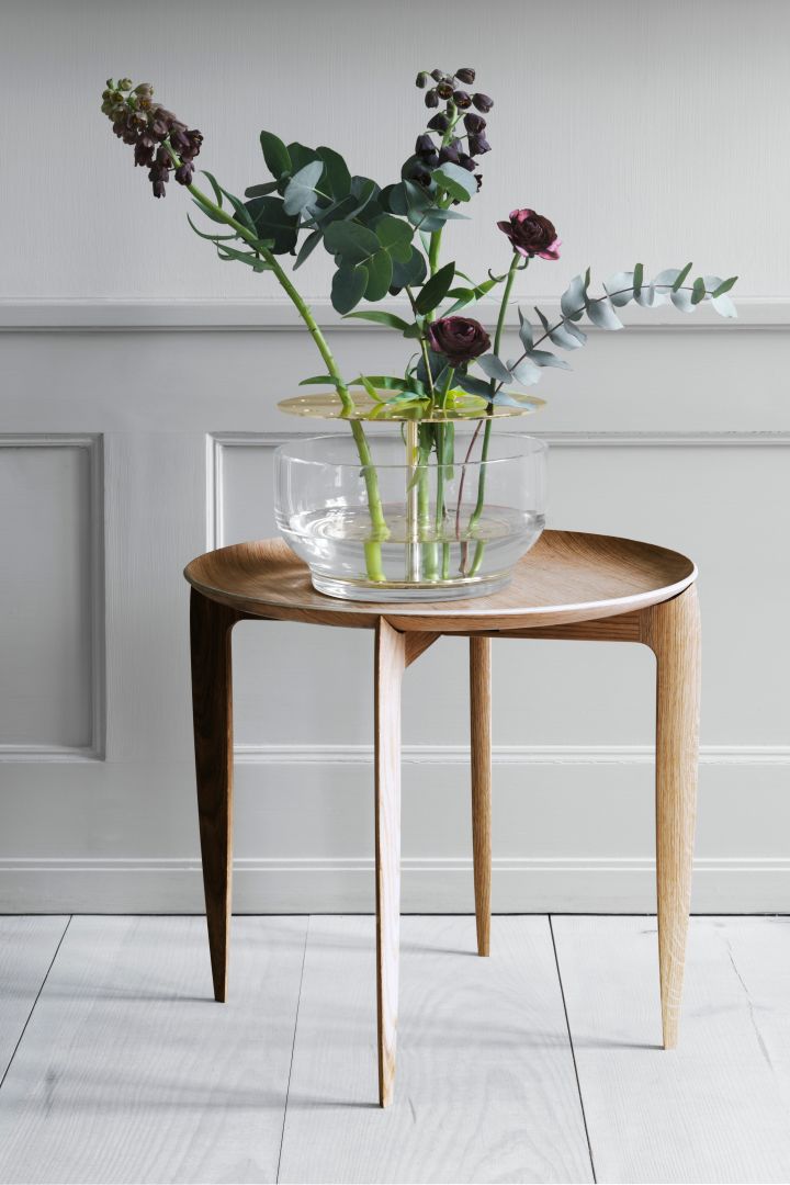 Foldable Tray Table und Ikebana Vase von Fritz Hansen