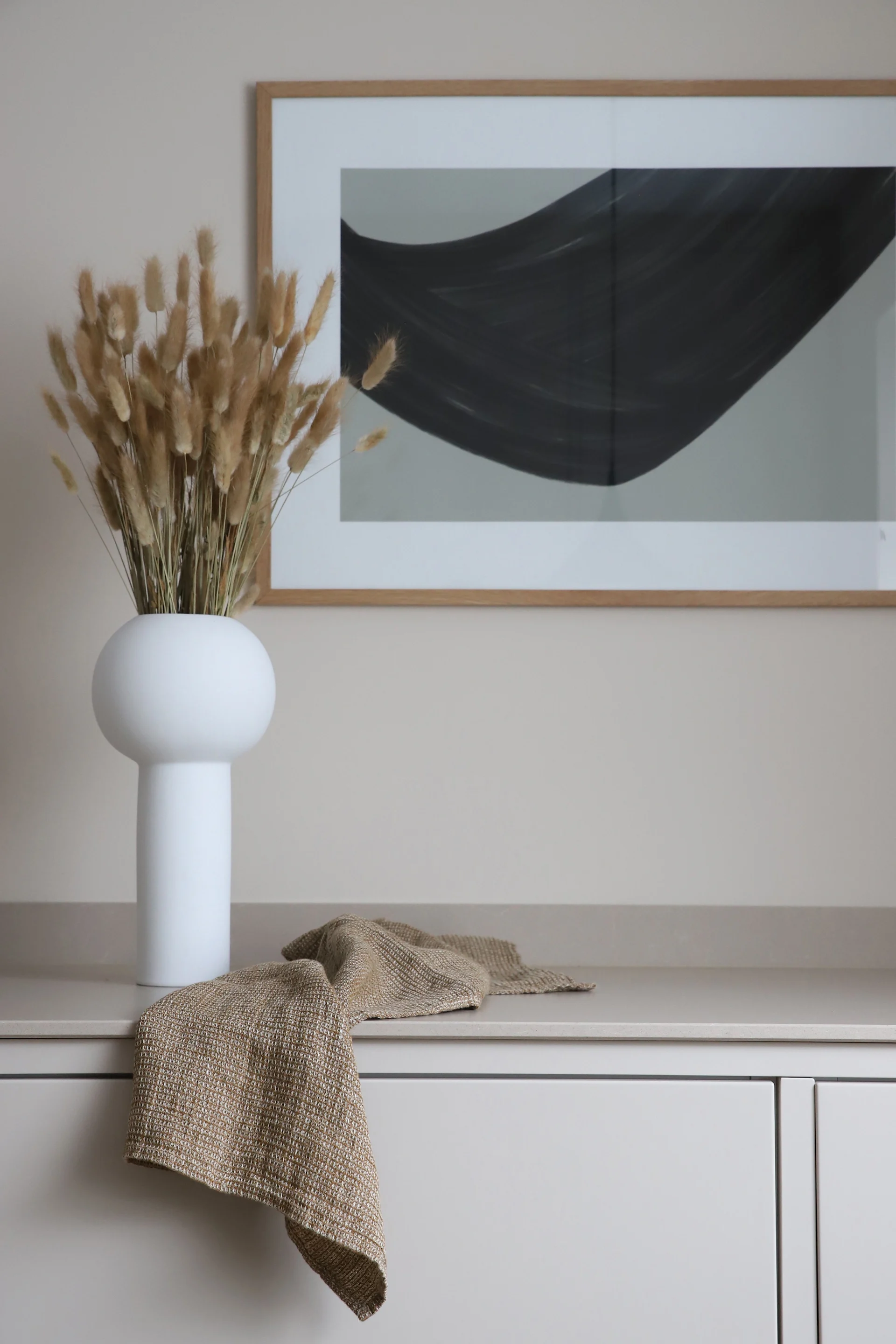 Trockenblumen - Dekor mit hoher weißer Vase von Cooee Design mit Lagurus.