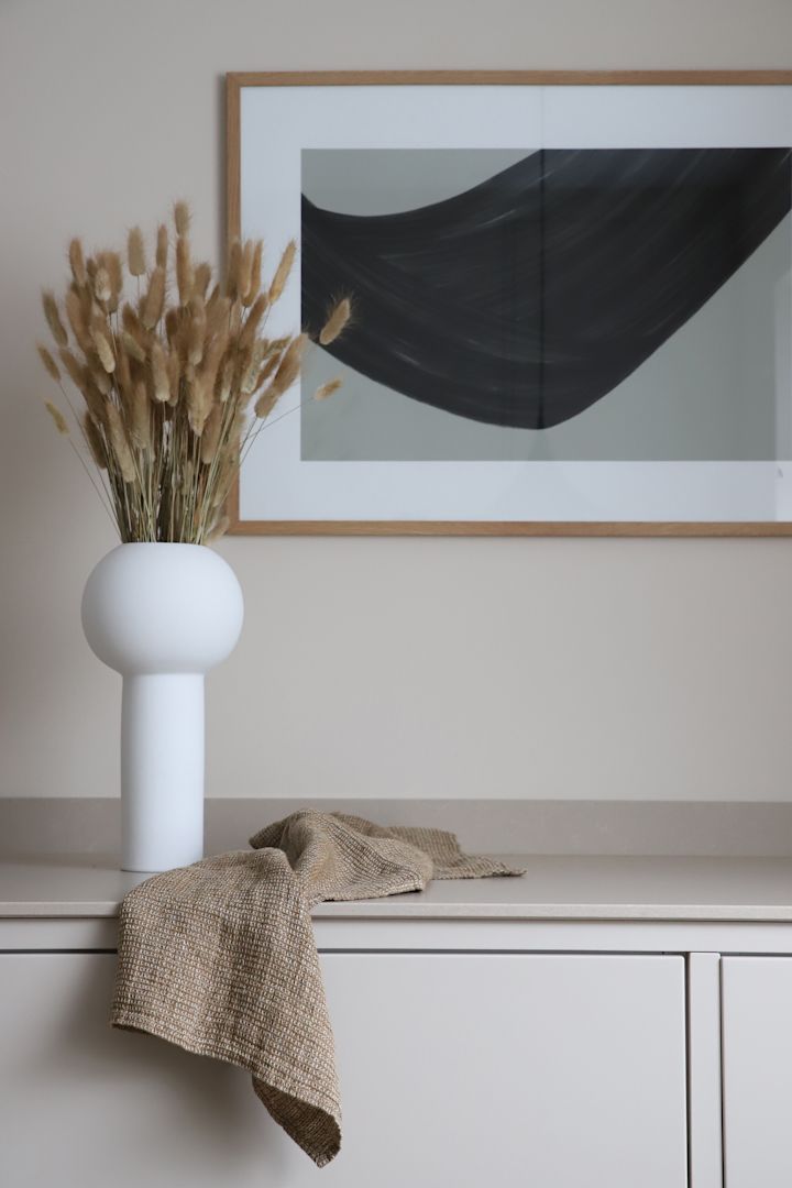 Trockenblumen - Dekor mit hoher weißer Vase von Cooee Design mit Lagurus.