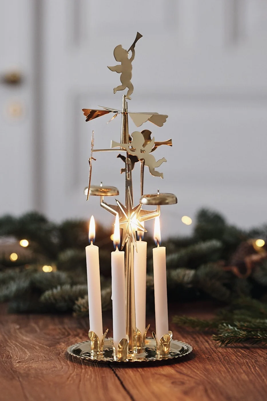 Dekorieren mit traditioneller skandinavischer Weihnachtsdekoration – Das bezaubernde Engelspiel von Dala Industrier ist die perfekte skandinavische Weihnachtsdekoration, um Ihr Zuhause in Weihnachtsstimmung zu versetzen.