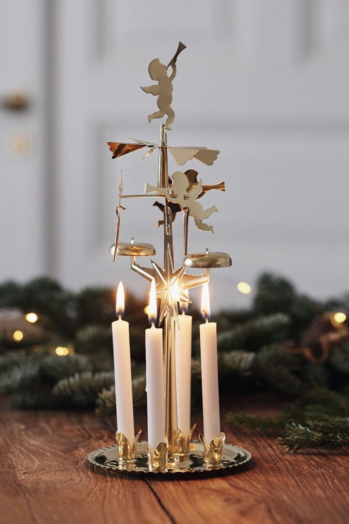 Dekorieren mit traditioneller skandinavischer Weihnachtsdekoration – Das bezaubernde Engelspiel von Dala Industrier ist die perfekte skandinavische Weihnachtsdekoration, um Ihr Zuhause in Weihnachtsstimmung zu versetzen.