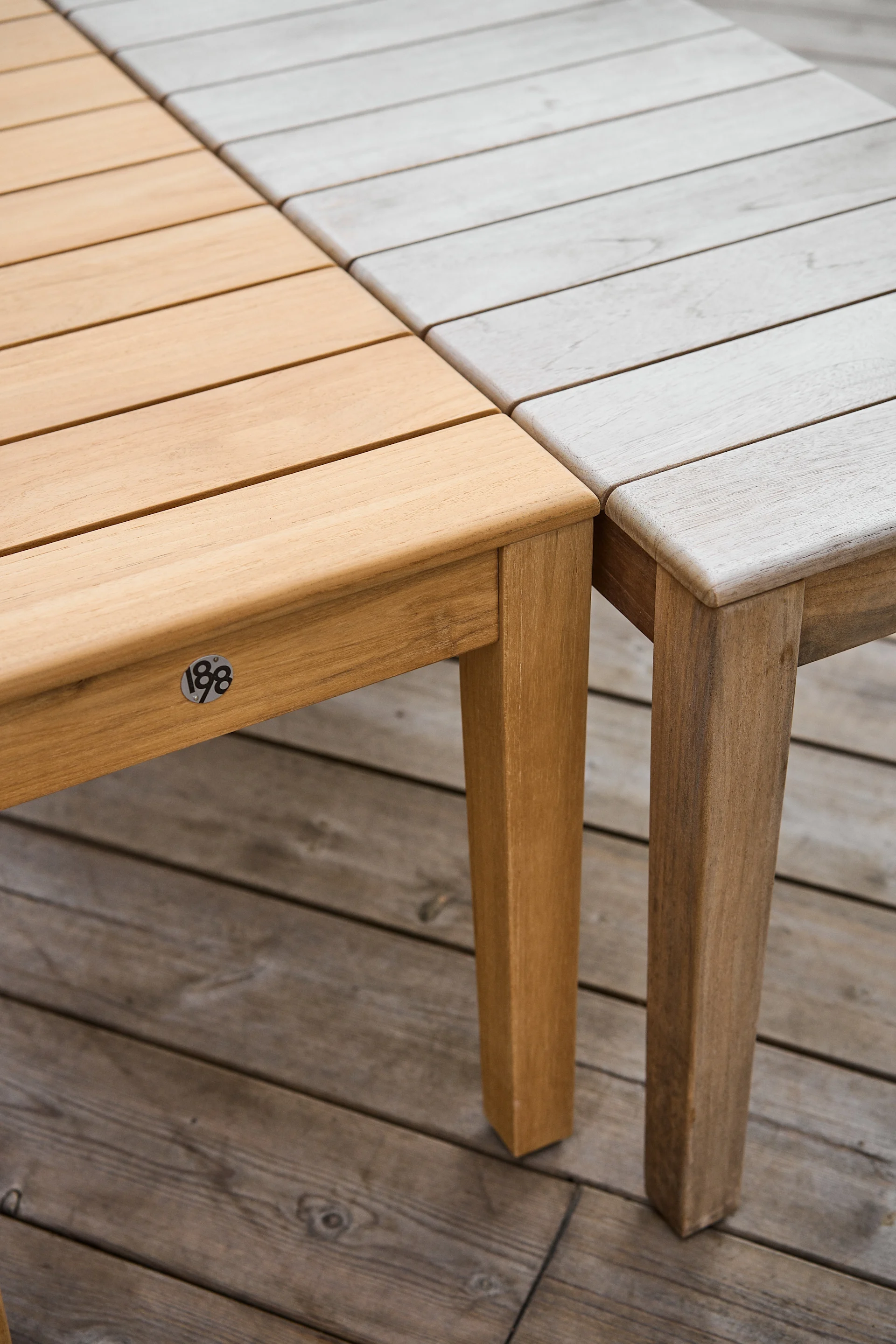 Gartenmöbel aus Teak pflegen: Der Bryggeri-Stuhl aus Teakholz von Grythyttan Stålmöbler ist ein klassisches Outdoor-Möbelstück aus Teakholz, das man ölen kann, um die rötlich-braune Farbe zu erhalten, oder man kann es stehen lassen, um ein eher gräuliches Aussehen zu erzielen.