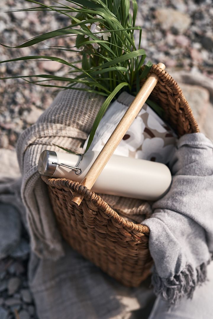 Picknickkorb mit Thermosflaschen. 