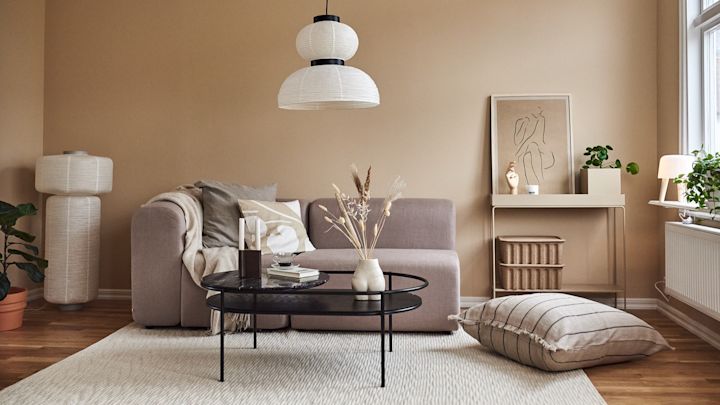 Harmonisch gestaltete Wohnzimmer in Beige, in dem die Farbtöne Ton in Ton ineinander übergehen sind derzeit eine der angesagtesten Einrichtungstrends.