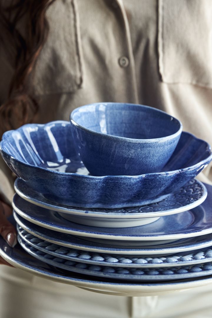 Decken Sie den Tisch mit blauen Schalen und Tellern aus den Serien MSY, Oyster, Lace, Basic und Bubbles von Mateus.
