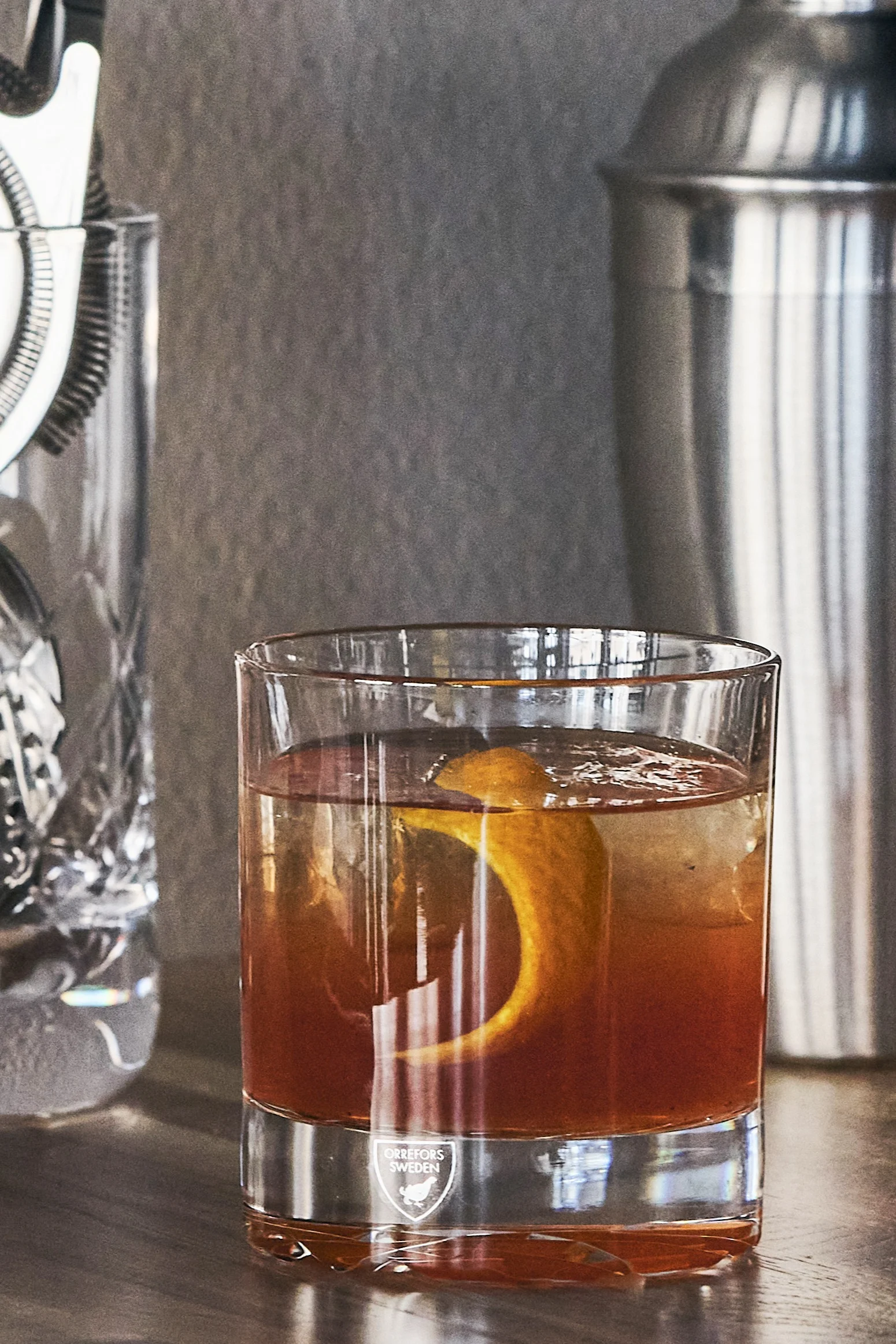 Verschiedene Arten von Cocktailgläsern: Welches Glas für welchen Cocktail? Hier sehen Sie die Essence Trinkgläser von Iittala mit einem Drink mit Rosmarin und Gurke darin.