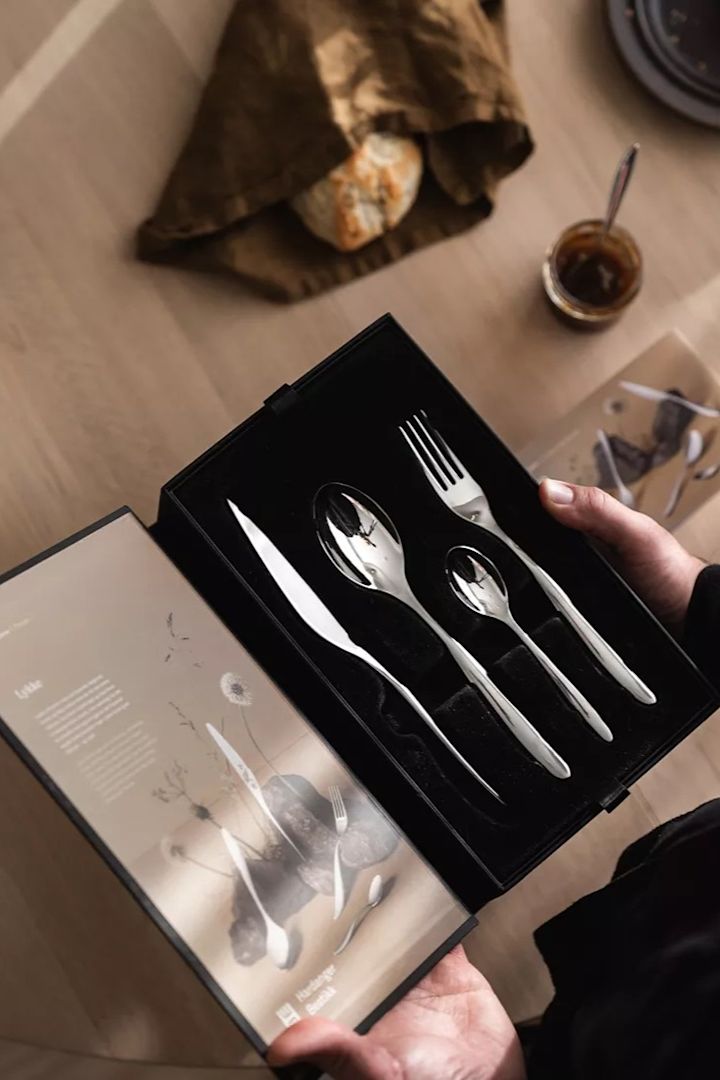 Ein Besteckset aus rostfreiem Stahl ist ein tolles Hochzeitsgeschenk. Normalerweise werden die Sets in einer schönen Verpackung geliefert, was sie als Hochzeitsgeschenk besonders geeignet macht. Hier sehen Sie das Lykke Besteck Set von Hardanger Bestikk.