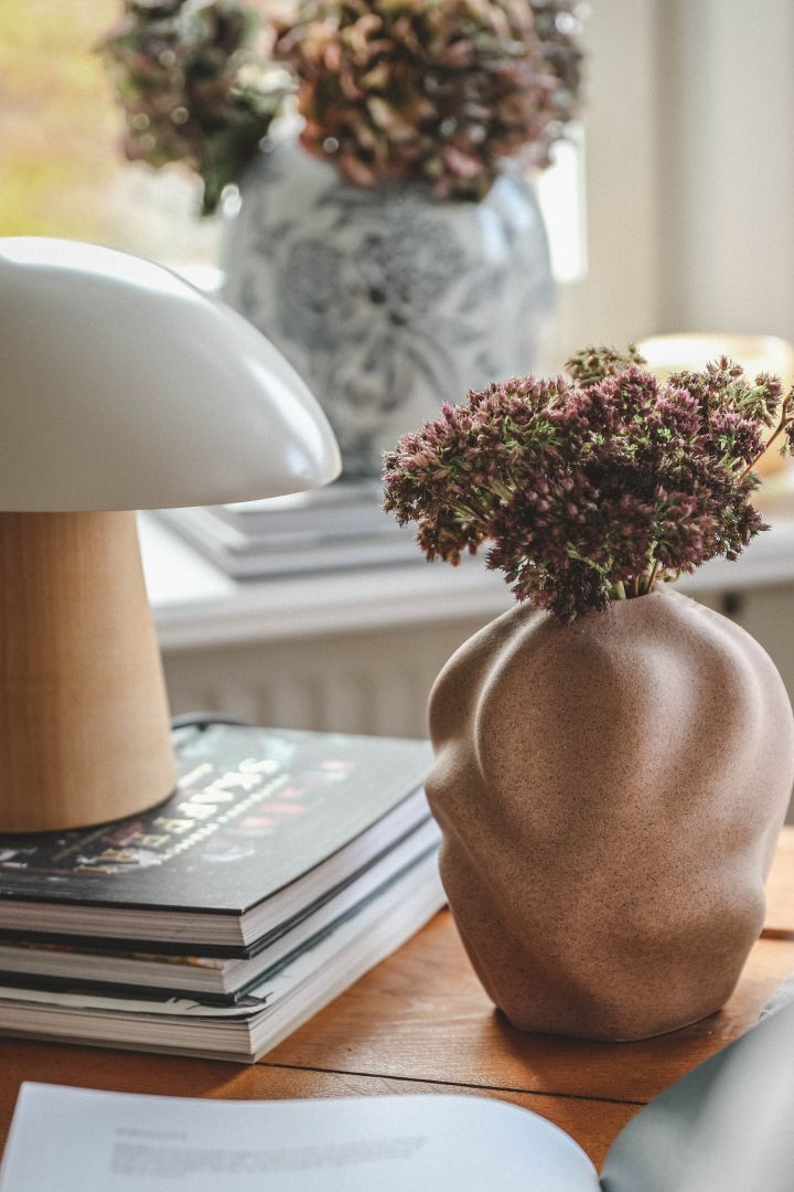Blättern Sie in Ihrem Lieblingsmagazin und betrachten Sie die Drift Vase von Cooee Design.
