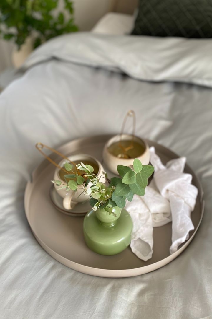 Die beste Vase für kleine oder einzelne Blumen wie die Blumenvase von Marimekko in Olivgrün. 