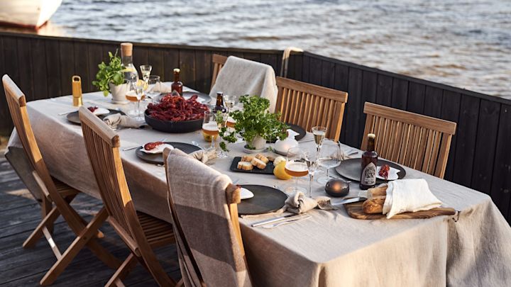 Kabellose Tischleuchten sind insbesondere für das Abendessen in der Dämmerung bestens geeignet, wie auch dieses Bild zeigt, auf welchem ein gedeckter Tisch mit Krabben und die Rosendahl Soft Spot LED-Leuchte zu erkennen ist.