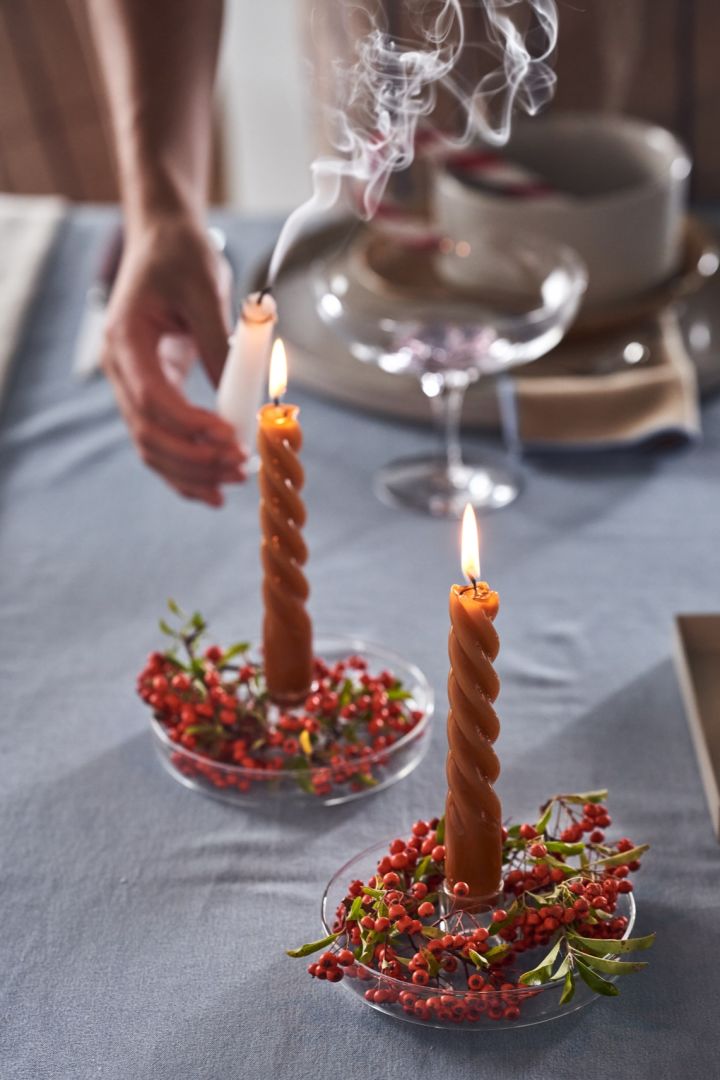 Die gedrehten Kerzen von HAY zaubern einen Karamellakzent auf den Share Weihnachtstisch.