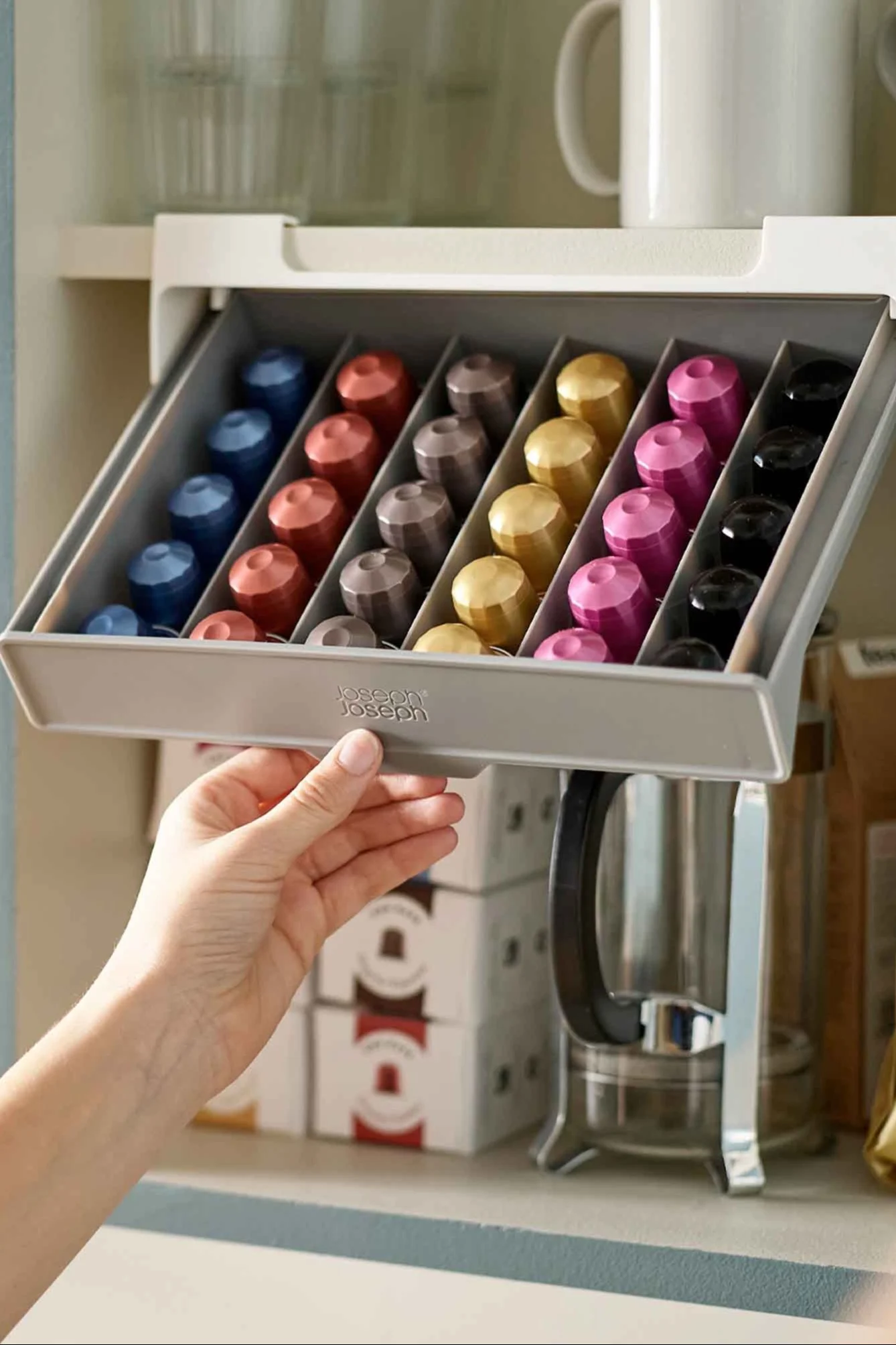 In dieser praktischen Schublade können Sie Kaffeekapseln sortieren und aufbewahren.