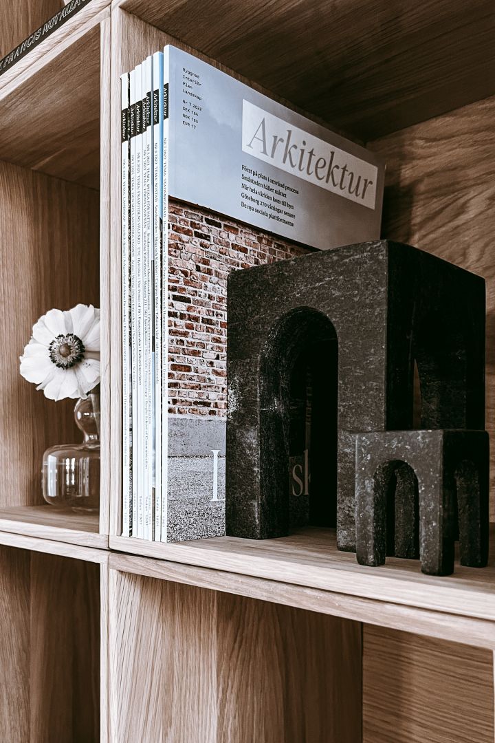 Deko-Ideen für Ihr Bücherregal: Inspirationen aus dem Haus von Anela Tahirovic @arkihem, wo tragbare Beleuchtung, Vasen und Stillleben Tipps für ein schönes Bücherregal sind.