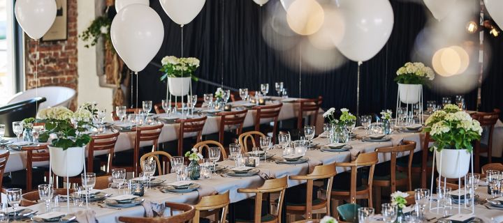 Ein Sommerfest in Weiß im rustikalen Stil. Luftballons sorgen für die richtige Stimmung, während die Tische mit Nordic Sand Tellern gedeckt werden.