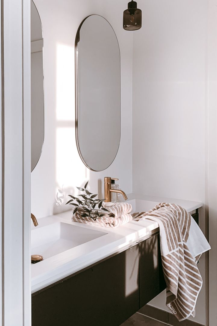 Der luxuriöse Walls Spiegel von House Doctor eignet sich ideal für Ihr Badezimmer. Mit seiner länglichen Form öffnet er den Raum und hellt diesen auf. Foto: @arkihem