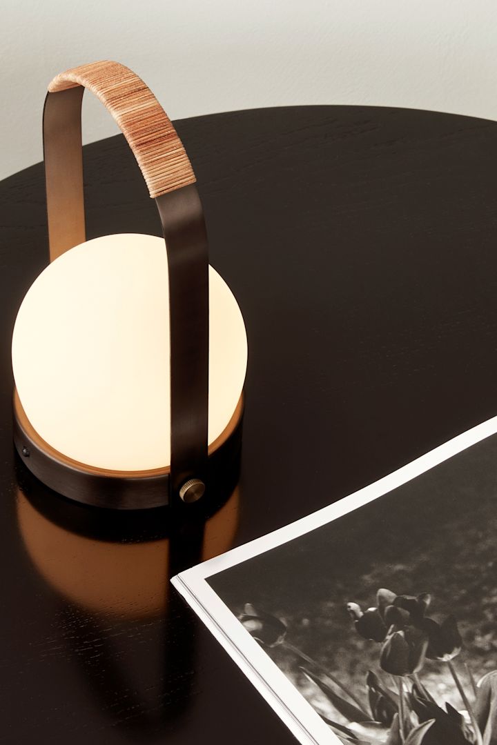 Die LED-Lampe Carrie aus bronziertem Messing mit Lederdetails von Menu passt perfekt in ein japanisches Interieur.