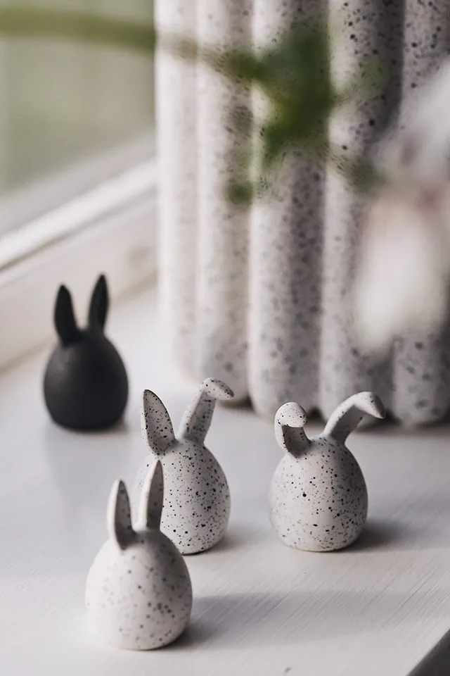 Weiße Osterhasen von DBKD stehen auf der Fensterbank. 