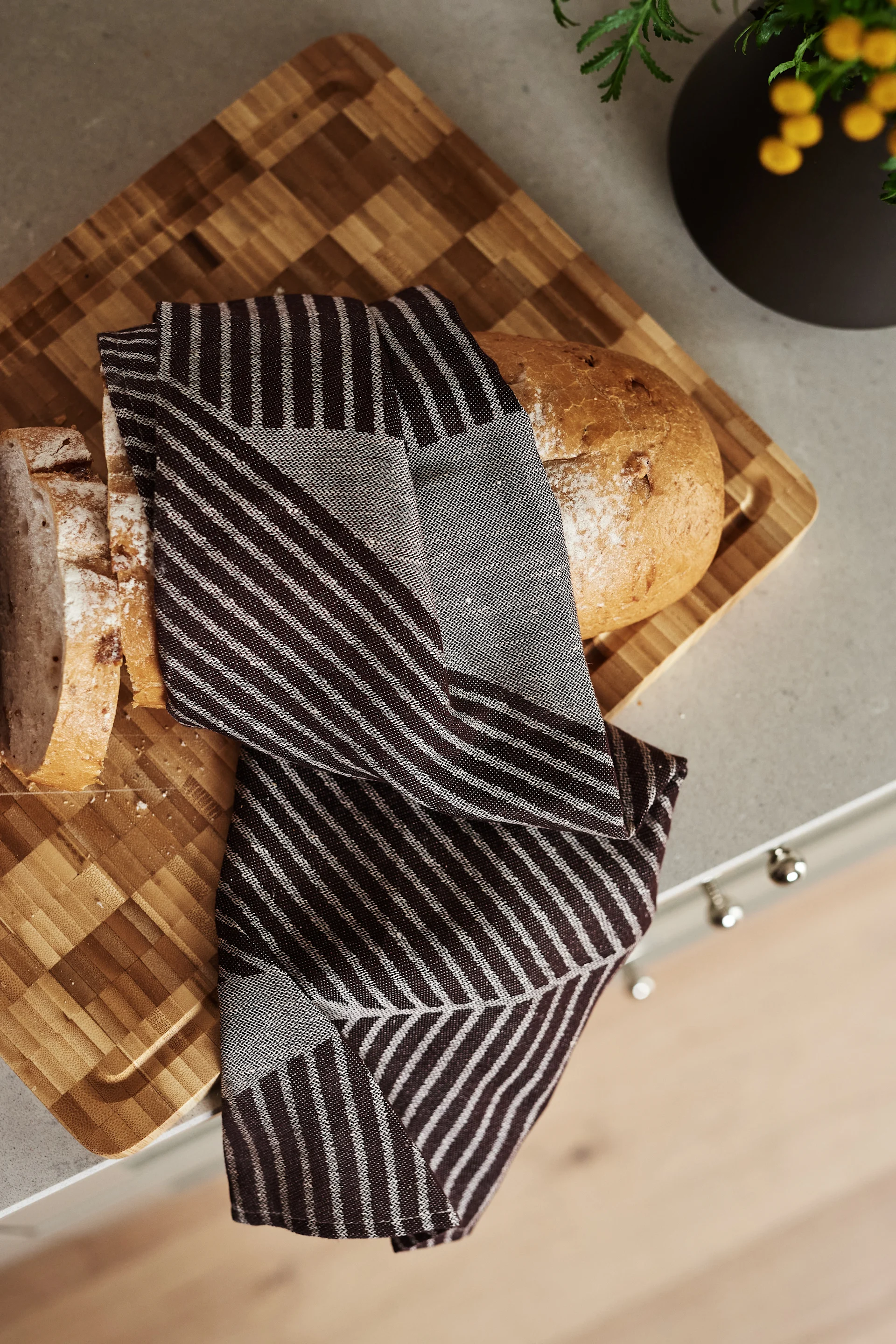 Mehr Freude am Kochen – hier sehen Sie das stilvolle Küchentuch Stripes von NJRD in Braun und Weiß.