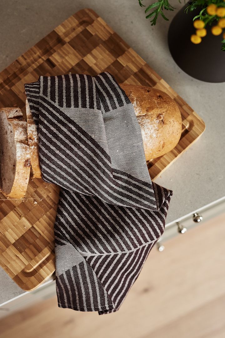 Mehr Freude am Kochen – hier sehen Sie das stilvolle Küchentuch Stripes von NJRD in Braun und Weiß.