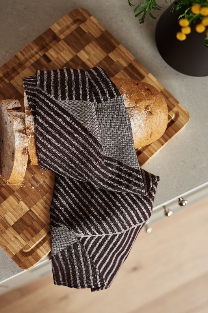 Mehr Freude am Kochen – hier sehen Sie das stilvolle Küchentuch Stripes von NJRD in Braun und Weiß.